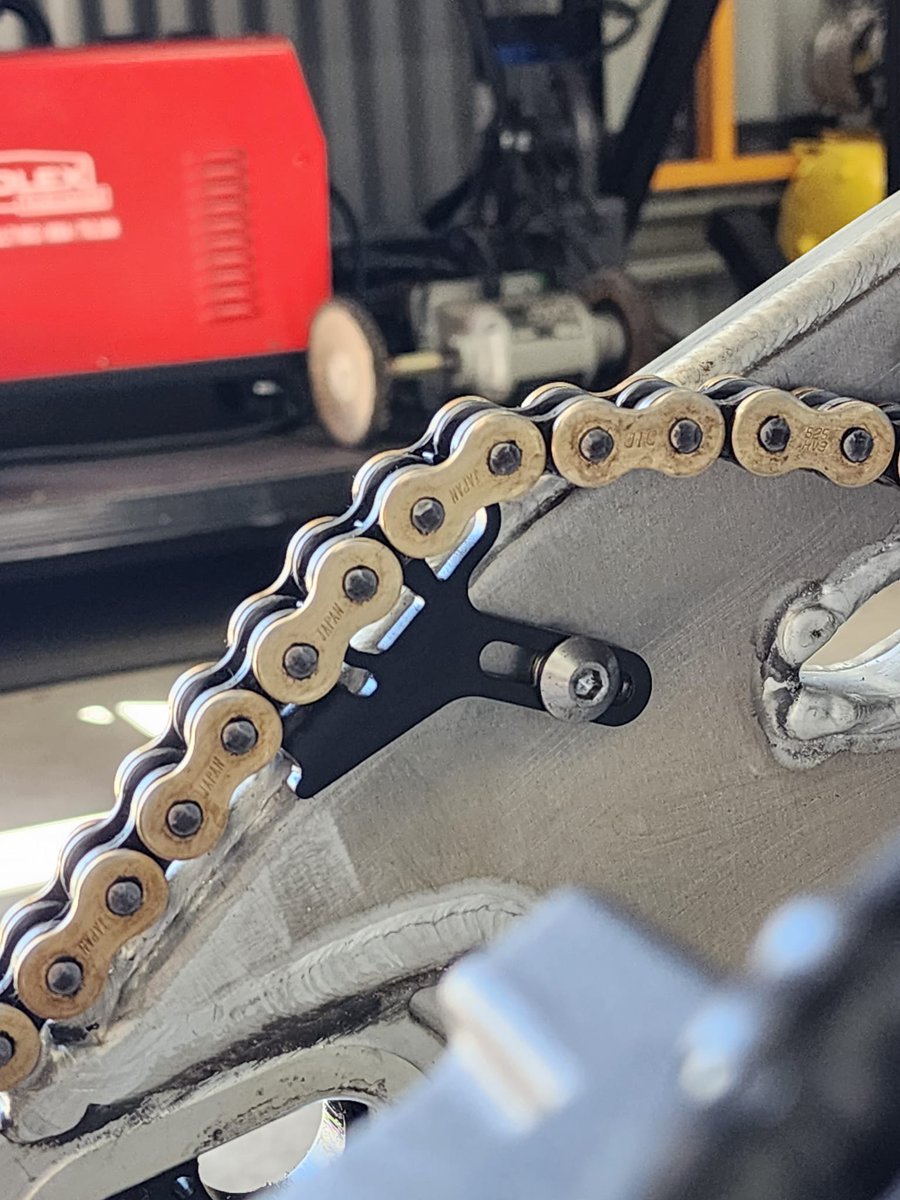 RaceTorx's tweet photo. The inclusion of Racetorx chain hooks has proven to be an excellent addition. These hooks enable the secure holding of the chain during the process of removing the rear wheel. #chain #chainhook #wheel #wheelremoval https://t.co/uWXNY2teDt