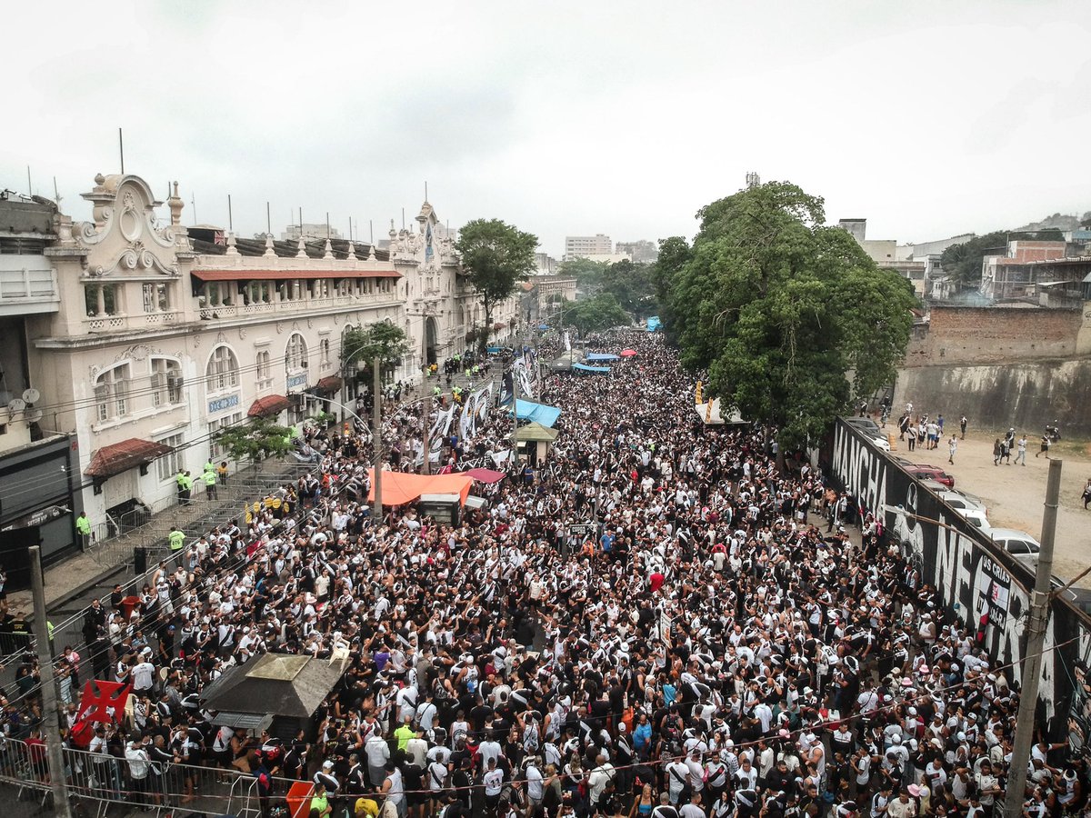 💢 A festa da torcida do Vasco na Barreira, no jogo contra o Atlético-MG, foi uma prova do que significa ser vascaíno de verdade. Mesmo diante das dificuldades, a força da arquibancada transformou a noite em um espetáculo de paixão e esperança. Cada canto, bandeira, e o mar de