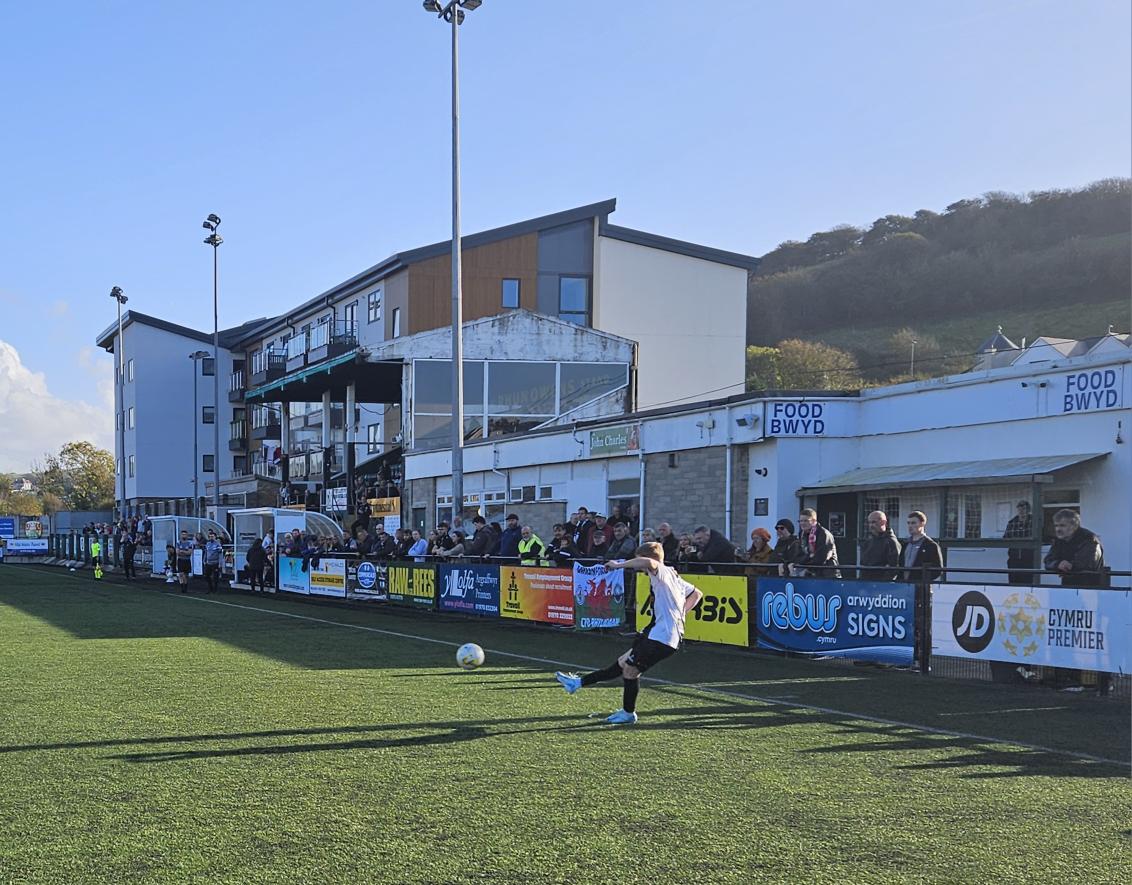 What a fantastic day we had yesterday supporting the boys in black and white <a href="/AmmanfordAFC/">Ammanford AFC</a>  🖤🤍 a well deserved win against prem side Aberystwyth town. The Black and White army were out in full force singing loud and proud. Da iawn bois 👏 On to the next round!
<a href="/1BlackWhiteArmy/">BlackAndWhiteArmy</a>