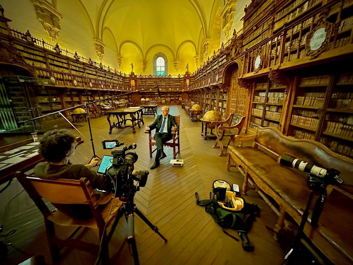 CEB/Univ. Salamanca (@cebusal) on Twitter photo El director del <a href="/cebusal/">CEB/Univ. Salamanca</a> <a href="/usal/">Universidad de Salamanca</a>, Prof. José Manuel Santos (<a href="/josemansant/">José Manuel Santos</a>), en la Biblioteca del Edificio Histórico de la Universidad de #Salamanca, siendo entrevistado en la grabación del documental “Salvador de Bahía, 1625”, de Antonio Pérez Molero. El director del <a href="/cebusal/">CEB/Univ. Salamanca</a> <a href="/usal/">Universidad de Salamanca</a>, Prof. José Manuel Santos (<a href="/josemansant/">José Manuel Santos</a>), en la Biblioteca del Edificio Histórico de la Universidad de #Salamanca, siendo entrevistado en la grabación del documental “Salvador de Bahía, 1625”, de Antonio Pérez Molero.