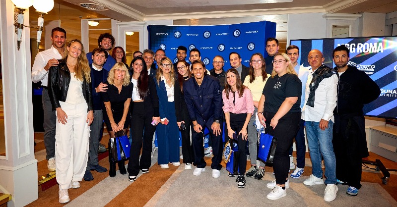 Inter_es's tweet photo. La familia Nerazzurri Partners con el equipo en Roma para el #RomaInter 🖤💙🤝
#ForzaInter #IMPartner
