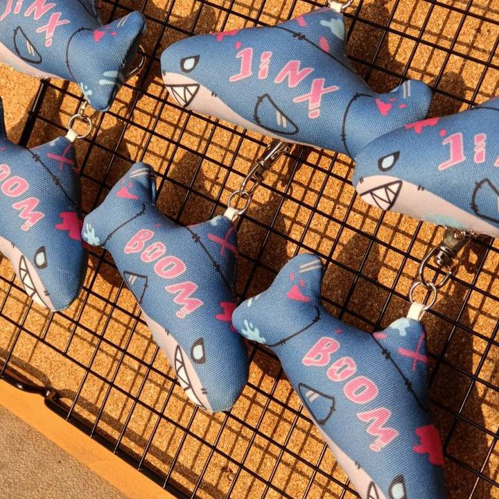 aikovio's tweet photo. Ikan hiu makan tomat, cakeeepp!! dah gitu aja gabisa pantun www. Thank you for the enthusiasm buat merch Jinx plushie ini, namun di cf stocknya sudah habis :") 

#cf19 #comifuro19 #arcane https://t.co/SCDuO5CbeO