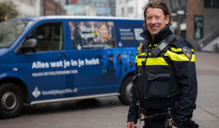 De #wervingstour van de Eenheid Den Haag komt naar #Waddinxveen.
Op woensdag 23 oktober van 12:00-16:00 uur staat de wervingsbus op het #Gouweplein. Heb je interesse om onze collega te worden, dan gaan we graag met jou in gesprek.