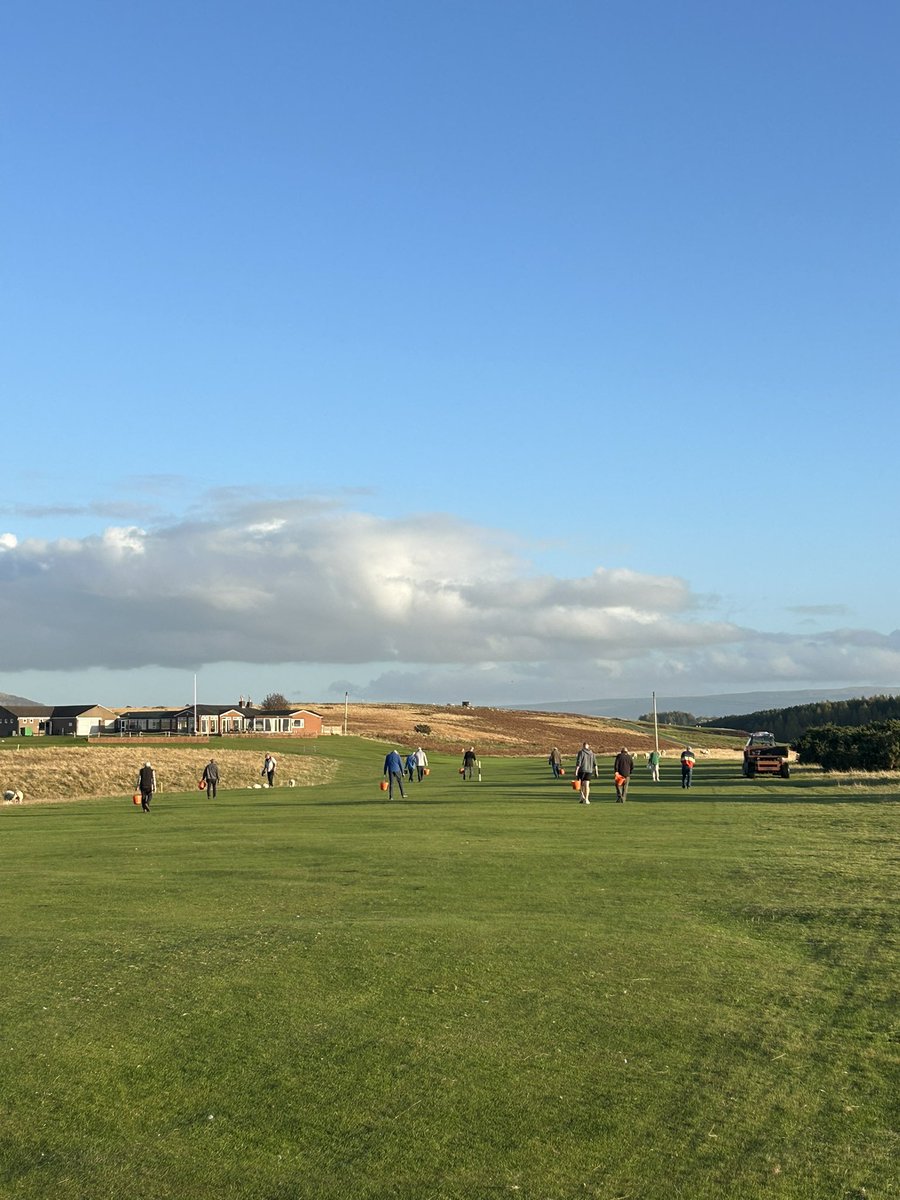 A massive thank you to all the volunteers who came to the divot filling yesterday, we got around the whole course in 2 hours and were blessed with some great weather!