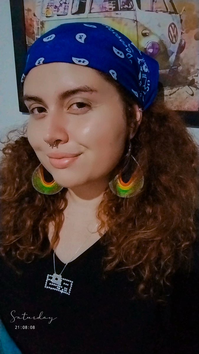 Aos 15 anos, comprei um brinco como esse na ART Hippie e se tornou o meu brinco favorito na vida até que as linhas arrebentaram . Agora com 26, fui na ART Hippie e tinha esse brinco, igual ao meu antigo e continua sendo meu brinco favorito..Algumas coisas não mudam 🥹🌻