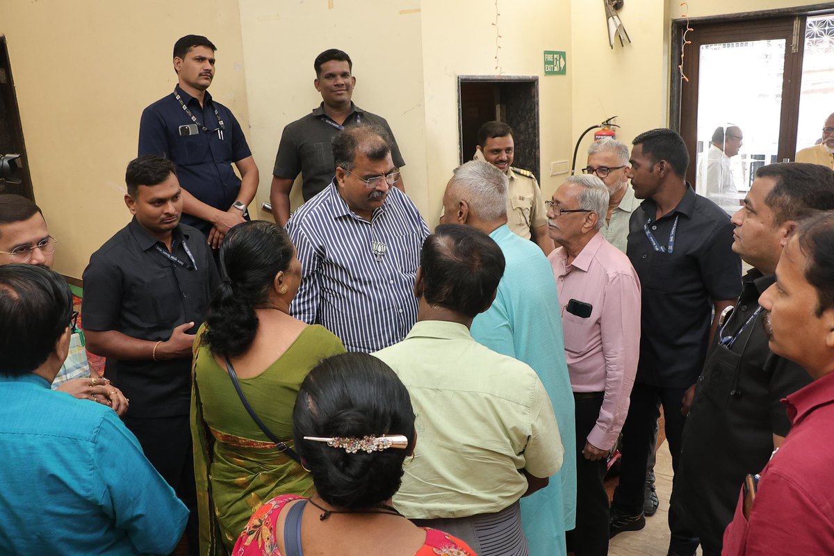 संपर्क से समर्थन 

आगामी विधानसभा निवडणुकीच्या पार्श्वभूमीवर #Dombivli पूर्व येथील ब्राह्मण सभा हॉलमध्ये आज ज्येष्ठ नागरिक संघटनात्मक बैठक पार पडली. या बैठकीला उपस्थित राहून पदाधिकाऱ्यांना मार्गदर्शन केले. 

आपले डोंबिवली शहर हे पूर्वीपासूनच #BJP विचारांचा बालेकिल्ला राहिले आहे.