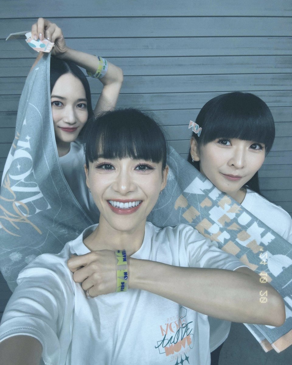 Perfume_Staff's tweet photo. 「UMIMOYASU 2024 MOVE 
-MAKE A MOVE-」
ありがとうございました👏🏻👏🏻👏🏻

"踊ってない夜を知らないセットリスト"
いかがでしたか🤭??
今日限りのグッズで📸

@frederitter 
#FRDC_MOVE
#prfm https://t.co/ig5CMvKJwL