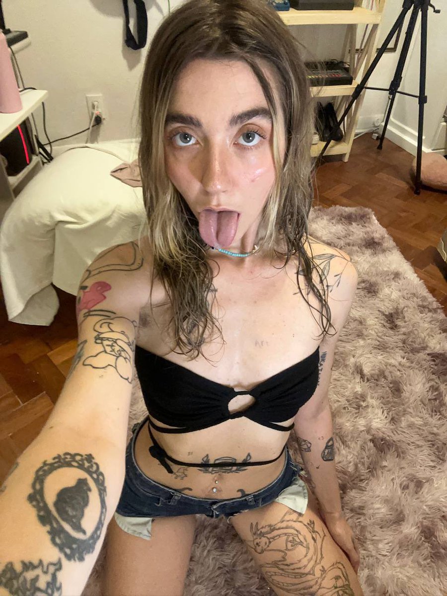 Put your d!ck on the screen, let me lick it 🍆👅