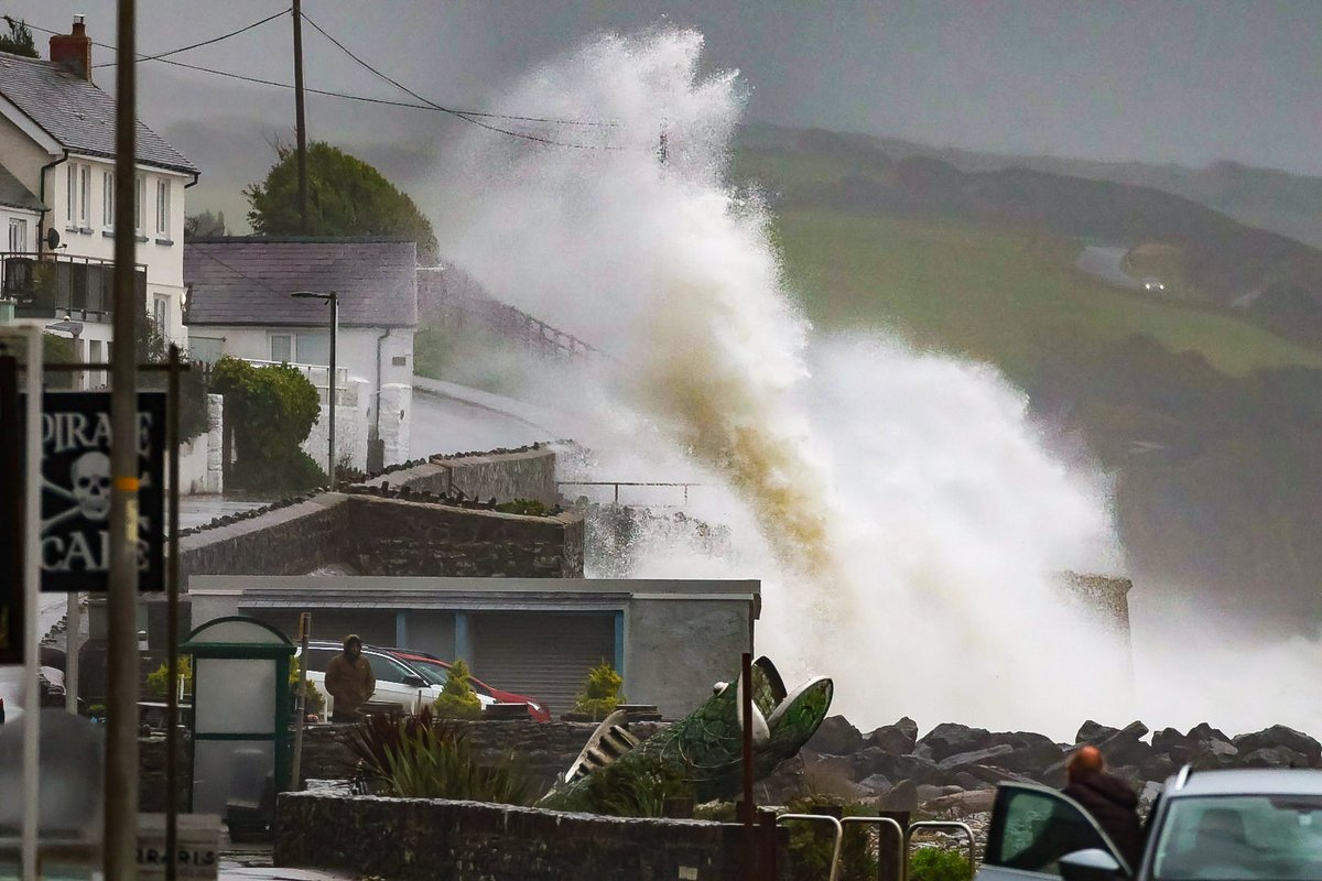 Waves at Amroth, South Wales,  as Strom Ashley hits the UK. Images Gary Thomas Photography/Robert Melen #StormAshley #ashely #pembrokeshite #wales #amroth #storm