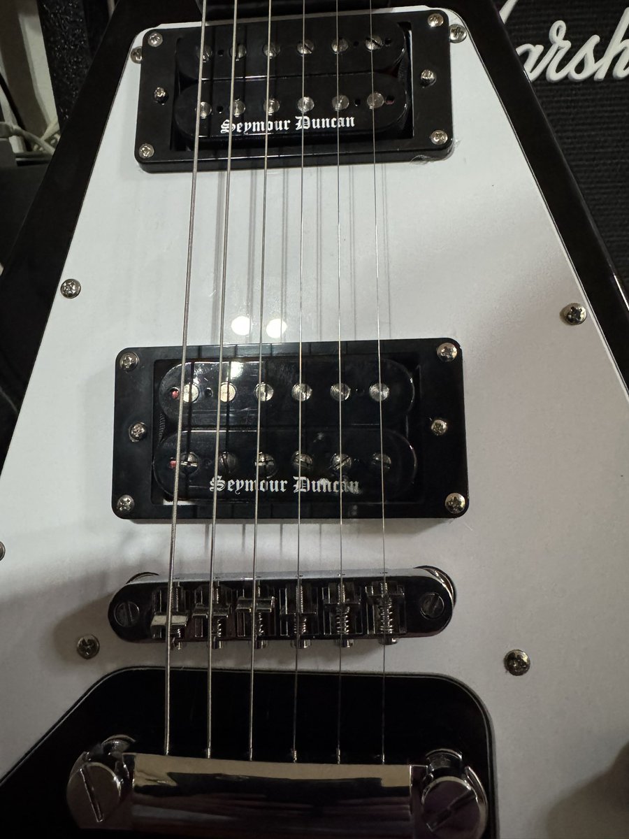 hiroshi_desux's tweet image. フライングv大改造計画
ピックアップをGEEK IN BOXさんにてフロントとリアをダンカンBLACKwinterに交換して貰いました。
音デカくなった😁
#ピックアップ
#BLACKwinter
#GEEKINBOX