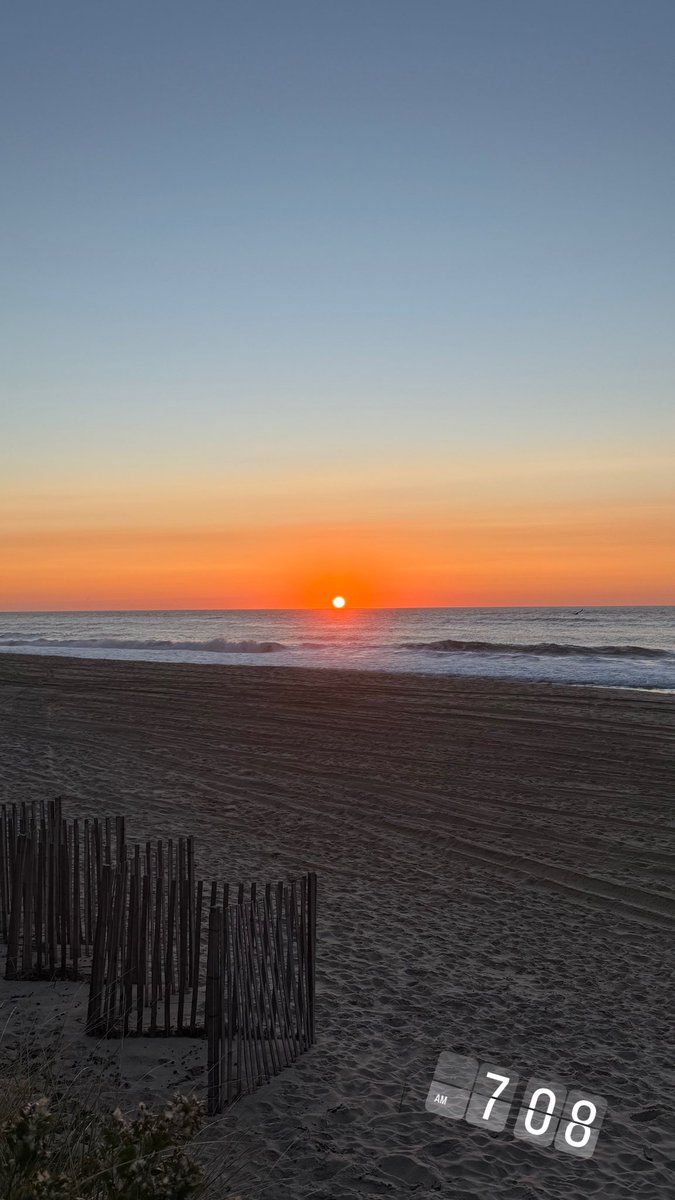 ShariJMorris's tweet photo. Sunrise in Montauk @SamChampion @LeeGoldbergABC7 https://t.co/zHVvo4SLwR