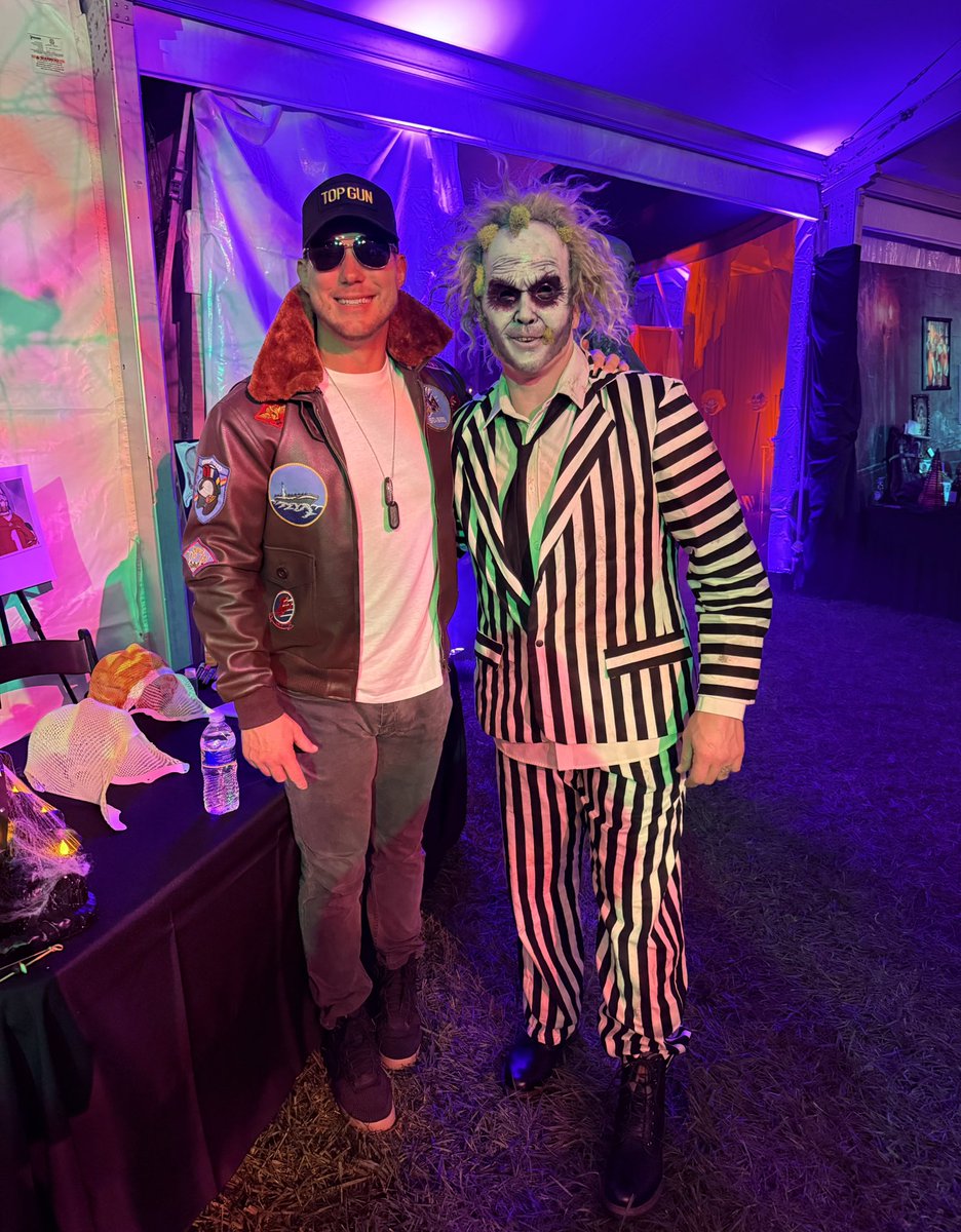 RyanHawk12's tweet photo. Hawks love Halloween 🎃 https://t.co/DEgjvZRI9c