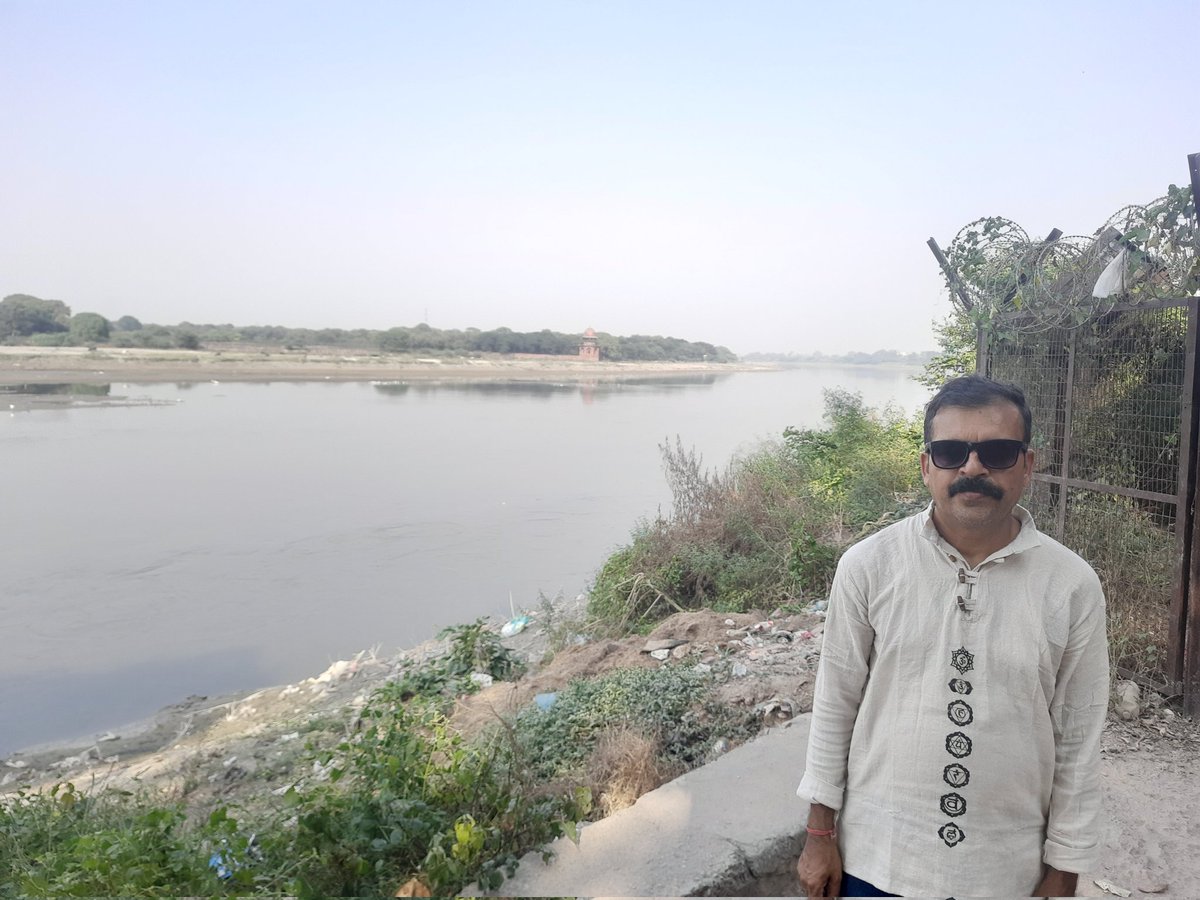 bacharya33's tweet photo. भारतीय यमुना नदीको किनारामा उभिएको । आगराको ताजमहलको बाहिरी भागमा https://t.co/RlDgKgzKcp