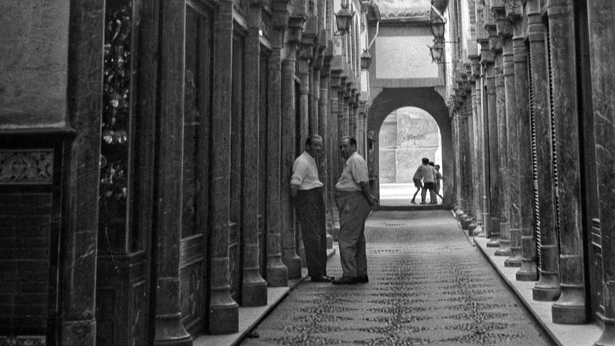 granadaoldpics1's tweet photo. De las miles de fotografías de la Alcaicería os muestro esta del gran fotógrafo alemán Walter Schröder que pasó por #Granada en los años 50. El momento y los personajes hacen esta fotografía especial. Y lo mejor, sin turistas. https://t.co/GRUSbXh3oS