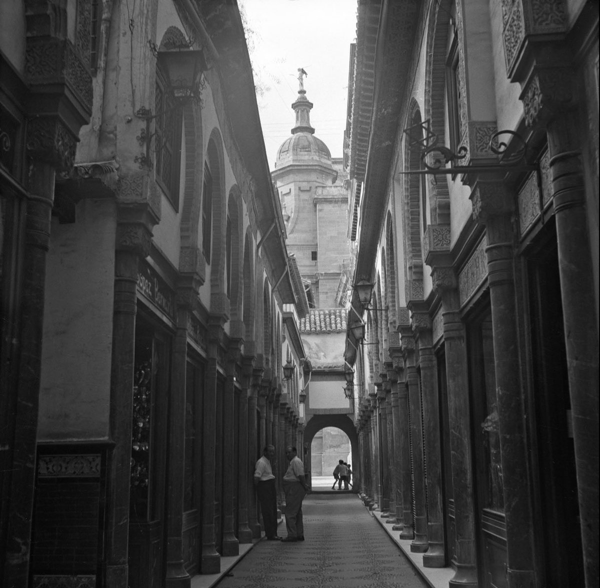granadaoldpics1's tweet photo. De las miles de fotografías de la Alcaicería os muestro esta del gran fotógrafo alemán Walter Schröder que pasó por #Granada en los años 50. El momento y los personajes hacen esta fotografía especial. Y lo mejor, sin turistas. https://t.co/GRUSbXh3oS