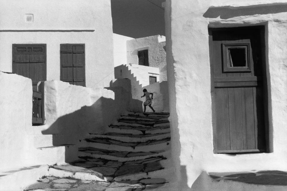 roadartist's tweet photo. Ταξίδι! Άνδρος-Αθήνα! Είχα την χαρά να απολαύσω και τις δύο αυτές εξαιρετικές φωτογραφικές εκθέσεις φέτος! Φωτογραφίες του #HenriCartierBresson στο Παγκράτι και της #MartineFranck στην Άνδρο. Μοναδικές & οι δύο εκθέσεις. Διάρκεια έως & 27 Οκτωβρίου. #culture #art #roadartistblog https://t.co/cAEaJHJNjL