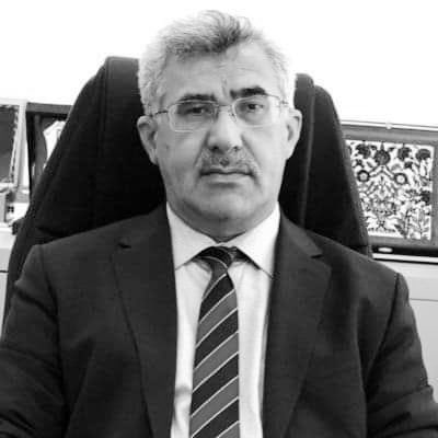 Değerli Büyüğümüz, Başkanımız Suphi Çiçek Ağabeyi kaybetmenin derin üzüntüsü içersindeyim.

Rabbim Mekanını Cennet Eylesin. Ailesine Sabırlar İhsan Eylesin…