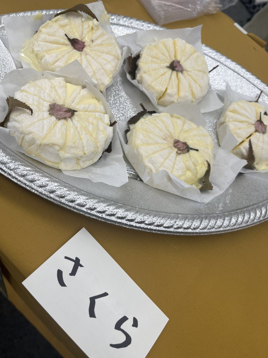 tqb04's tweet photo. チーズソムリエらしく、今日はチーズのイベントへ！
食べきれないほどの試食と熱気。個人的にはお砂糖不使用なのに甘くてコクのあるブラウンチーズが面白かった🧀
もしかして蘇？？日本酒に合いそう。
そしてBeBe鎌倉のハーブコーダがNo. 1！
いつかお店に食べに行きたい✨

#CheeseFunFanFun 
#BeBe https://t.co/OlrYigFiHX