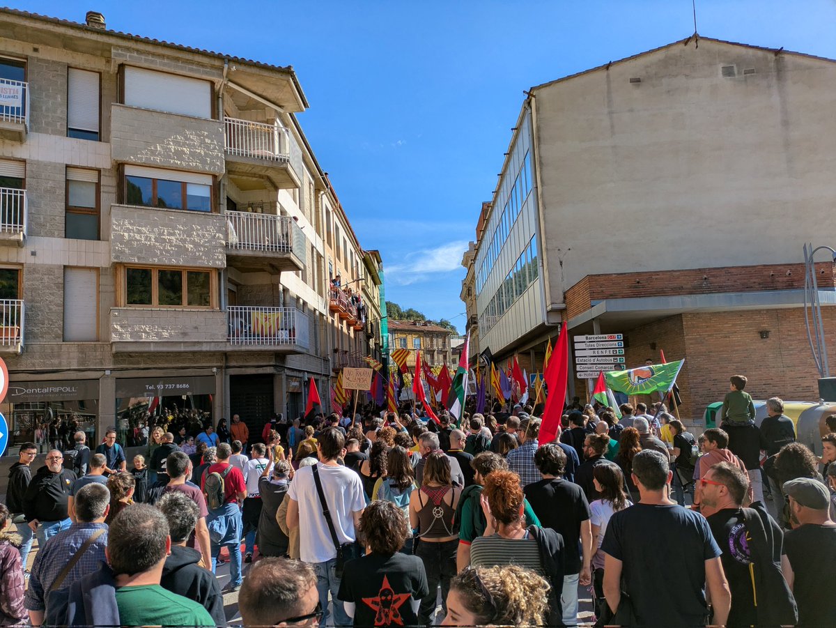 xavier_torrens's tweet photo. 📣 Manifestació pels carrers de #Ripoll amb crits contra Sílvia Orriols, Aliança Catalana i l’extrema dreta pel tancament de #lametxa
📢 #NoTrauranLaMetxaDelsCarrers #StopAC #StopIslamofobia #ProuRacisme #ProuXenofòbia #StopIdentitaris #NoAlRacisme
#CapPersonaÉsIlegal #FemXarxa https://t.co/IO4ddBV0XZ