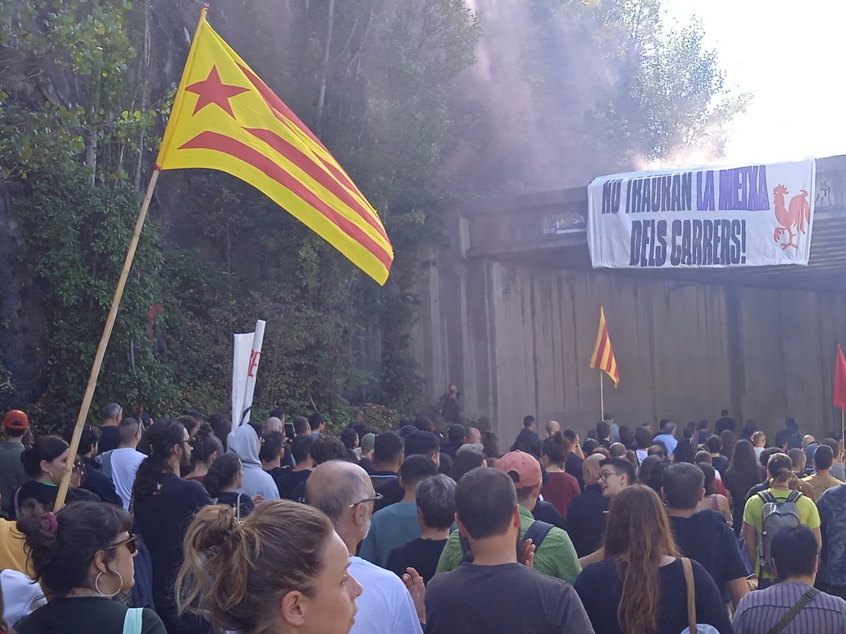 xavier_torrens's tweet photo. 📣 Manifestació pels carrers de #Ripoll amb crits contra Sílvia Orriols, Aliança Catalana i l’extrema dreta pel tancament de #lametxa
📢 #NoTrauranLaMetxaDelsCarrers #StopAC #StopIslamofobia #ProuRacisme #ProuXenofòbia #StopIdentitaris #NoAlRacisme
#CapPersonaÉsIlegal #FemXarxa https://t.co/IO4ddBV0XZ