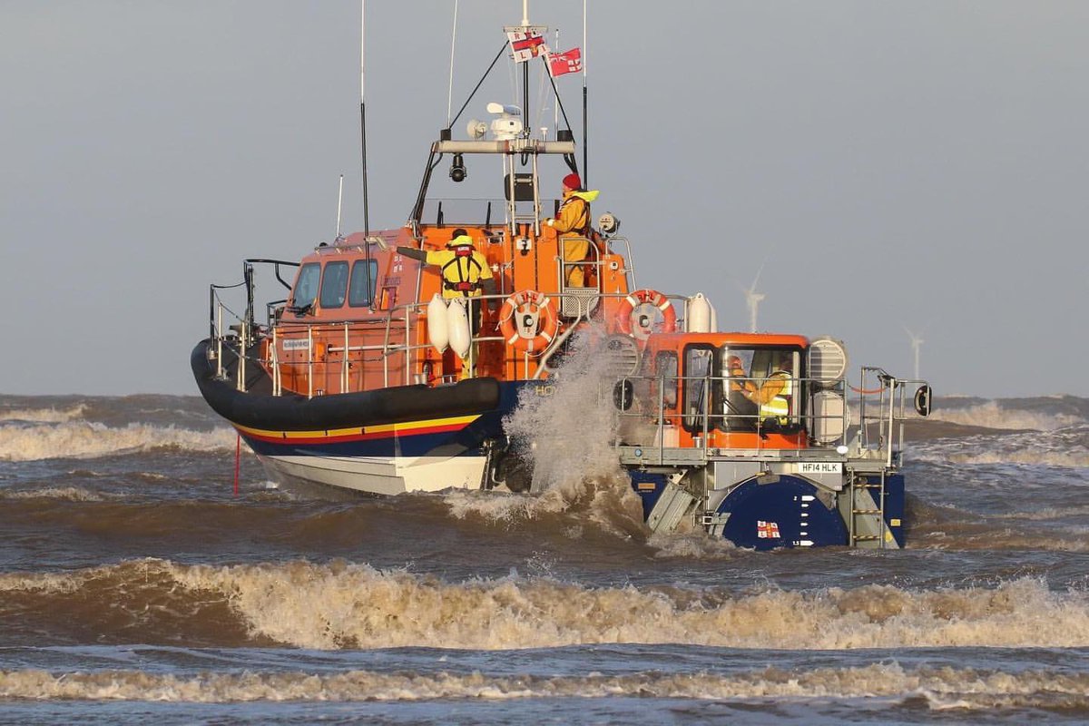 ⚠️ #StormAshley is here bringing strong winds

🤚 The sea can be unpredictable. Stay back, stay high, stay dry – don’t risk your life for a photo

🛟 If you end up in the water, stay calm and #FloatToLive

🆘 In a coastal emergency, call 999 for the Coastguard

📸 <a href="/lifeboatphotos/">Martin Fish</a>