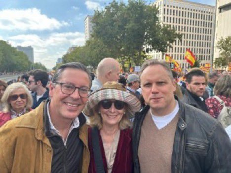 Esautomatix1's tweet photo. No os lo vais a creer, pero están en una manifestación en contra de la corrupción . https://t.co/ELJOAgxaXh