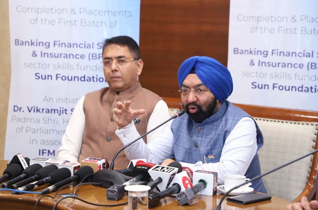 vikramsahney's tweet photo. Honored to provide job opportunities to 30 talented youth in Punjab’s BFSI sector in @AxisBank , @KotakBankLtd @YESBANK, etc.  with @aroraamansunam 

We have already received the mandate for 500+ jobs from various leading banks.

We are committed to build a skilled & prosperous Punjab!
#SkillPunjab #amanarora #yesbank #axisbank #kotakbank #sunfoundation