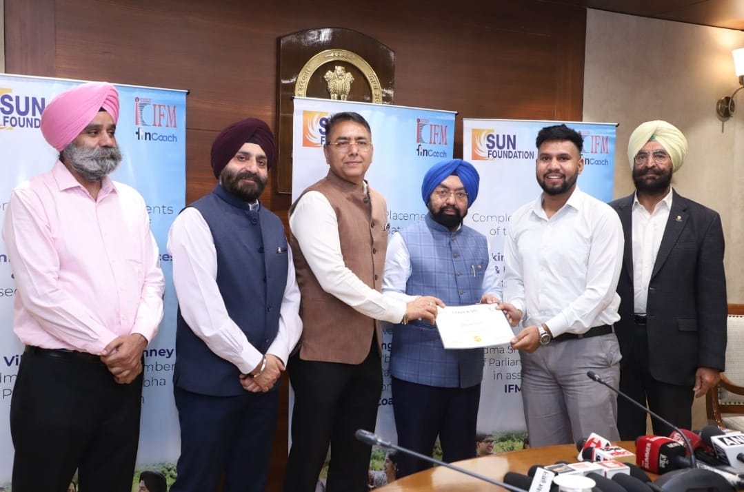 vikramsahney's tweet photo. Honored to provide job opportunities to 30 talented youth in Punjab’s BFSI sector in @AxisBank , @KotakBankLtd @YESBANK, etc.  with @aroraamansunam 

We have already received the mandate for 500+ jobs from various leading banks.

We are committed to build a skilled & prosperous Punjab!
#SkillPunjab #amanarora #yesbank #axisbank #kotakbank #sunfoundation
