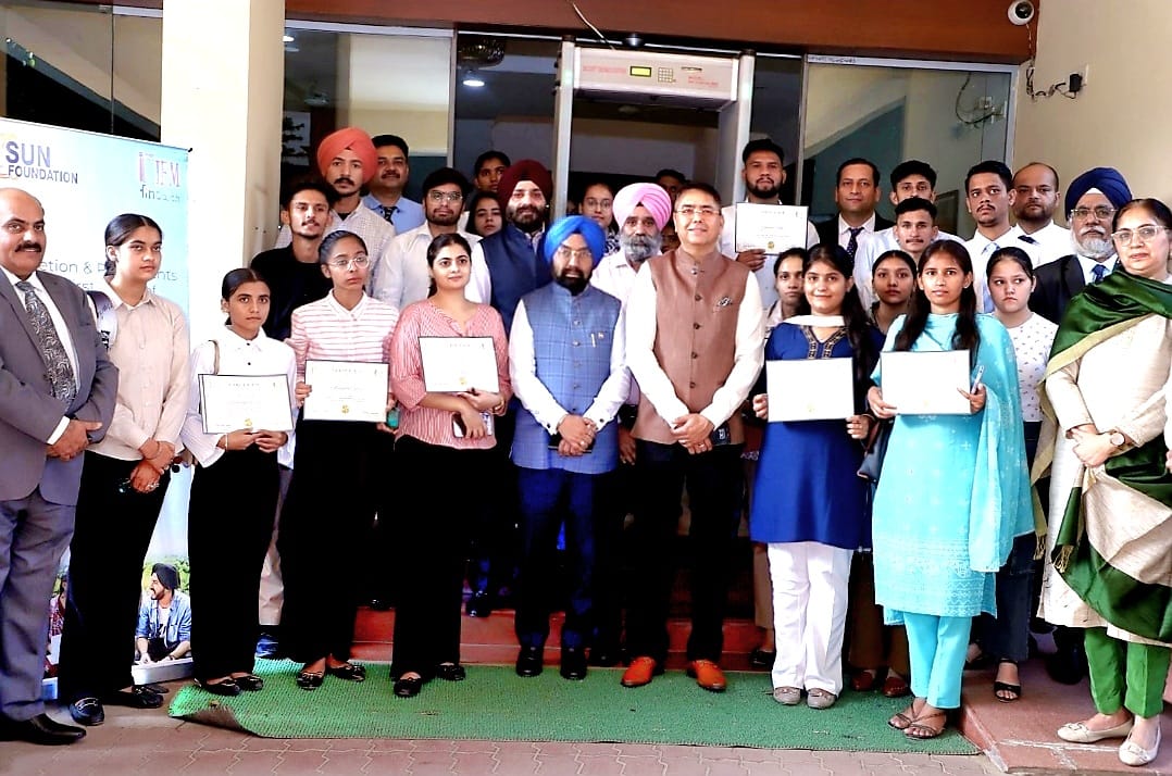 Honored to provide job opportunities to 30 talented youth in Punjab’s BFSI sector in <a href="/AxisBank/">Axis Bank</a> , <a href="/KotakBankLtd/">Kotak Mahindra Bank</a> <a href="/YESBANK/">YES BANK</a>, etc.  with @aroraamansunam 

We have already received the mandate for 500+ jobs from various leading banks.

We are committed to build a skilled &amp; prosperous