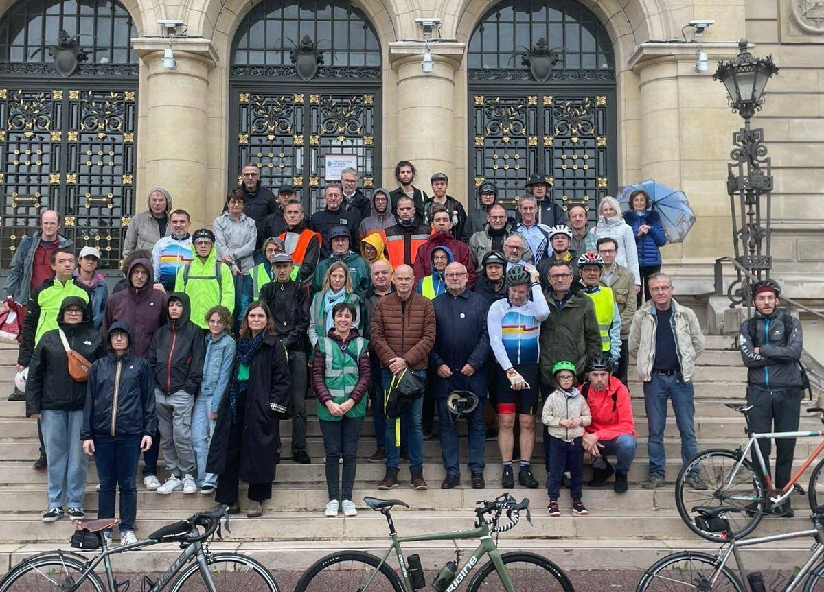 Rassemblement à la mairie de #suresnes en mémoire  de 2 victimes de la violence routière de cette triste semaine / Paul cycliste décédé à Paris mardi, Fernanda joggeuse décédée jeudi  a Suresnes
