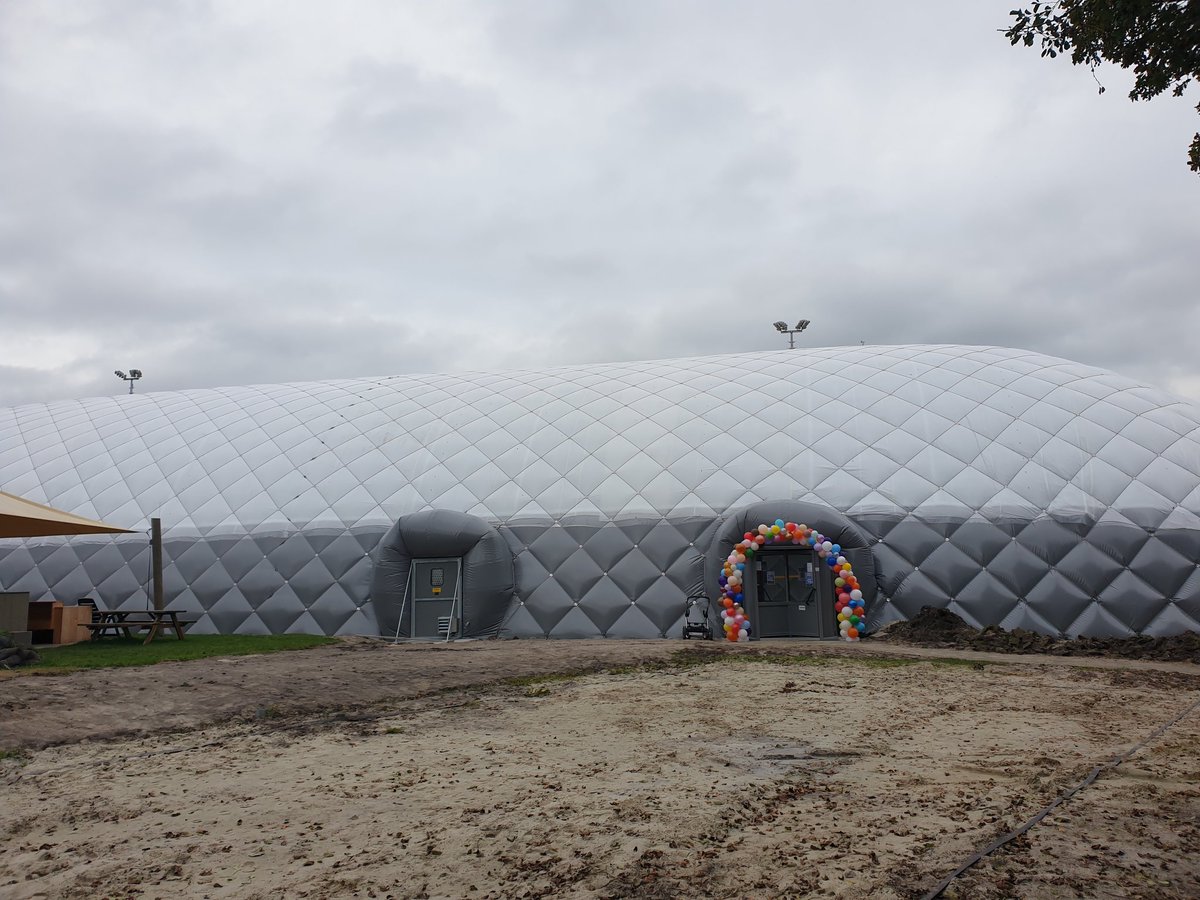 Vandaag officiële opening van de grootste Beachvolleyblaashal van Nederland, gerealiseerd en grotendeels zelf gefinancierd door <a href="/bvcgroningen/">Beach Volley Club Gr</a>. Opening door vz Karlijn en <a href="/IngeJongman/">Inge Jongman</a> <a href="/Sport050/">Sport050</a> <a href="/gem_groningen/">Gemeente Groningen</a>