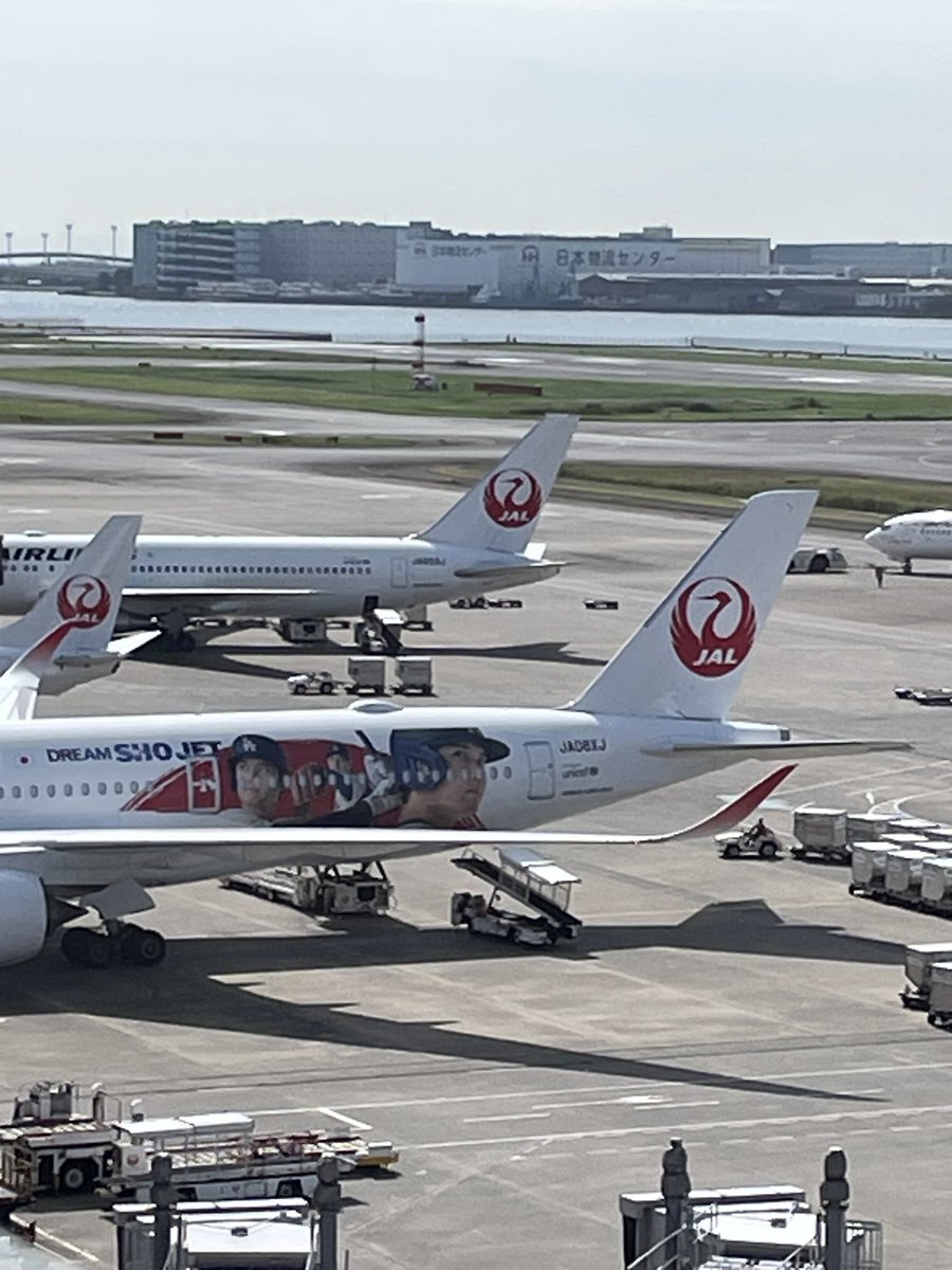 kwin1114's tweet photo. 最後の一枚は出発ロビーから https://t.co/k8JFJgisn1