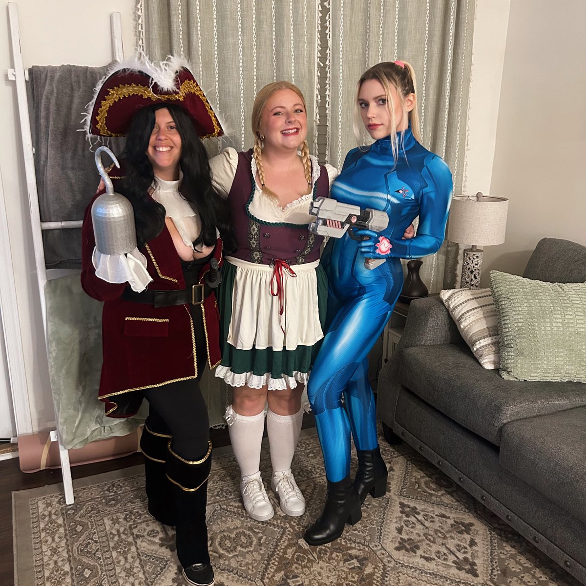 KaybeeCosplays's tweet image. choose your fighter 💙