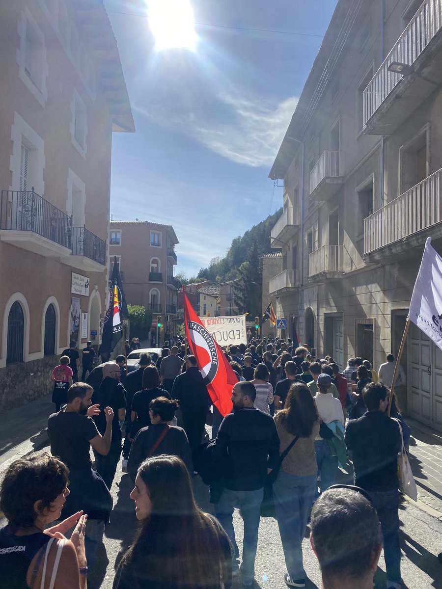 EndavantHG's tweet photo. Davant l’ofensiva de lextrema dreta contra els espais populars, acció directa

Avui, a Ripoll clamem que el feixisme no és ni serà benvingut ni a Ripoll ni enlloc

A l’extrema dreta, ni aigua🔥 https://t.co/PrvNvIrqLx