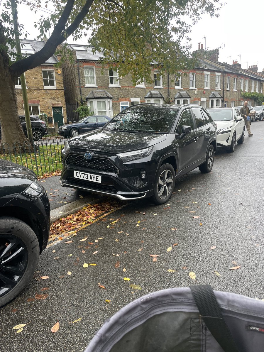 RuthMayorcas's tweet photo. Yet another #Sunday #entitleddrivers. #pavementparking #doubleyellows #whitezigzags. Oddly my #councillors never comment. @RonnieMushiso @JoannaBiddolph @rgill9 https://t.co/WHsAzsRGn1