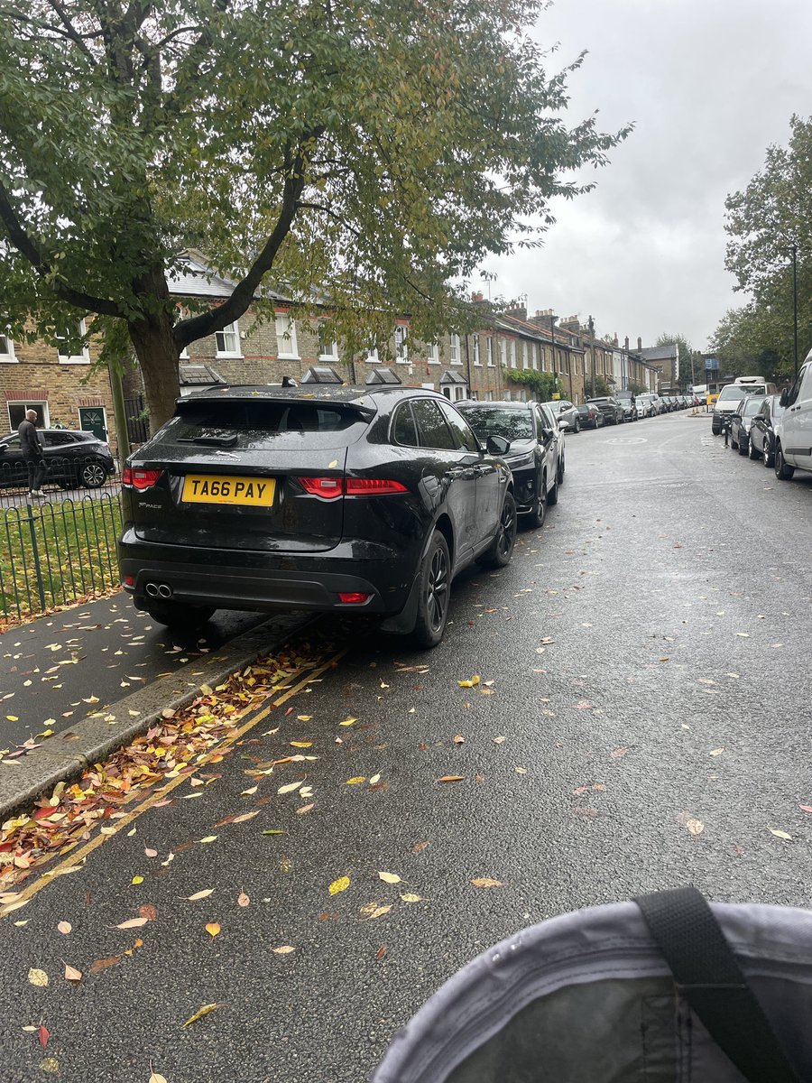 RuthMayorcas's tweet photo. Yet another #Sunday #entitleddrivers. #pavementparking #doubleyellows #whitezigzags. Oddly my #councillors never comment. @RonnieMushiso @JoannaBiddolph @rgill9 https://t.co/WHsAzsRGn1