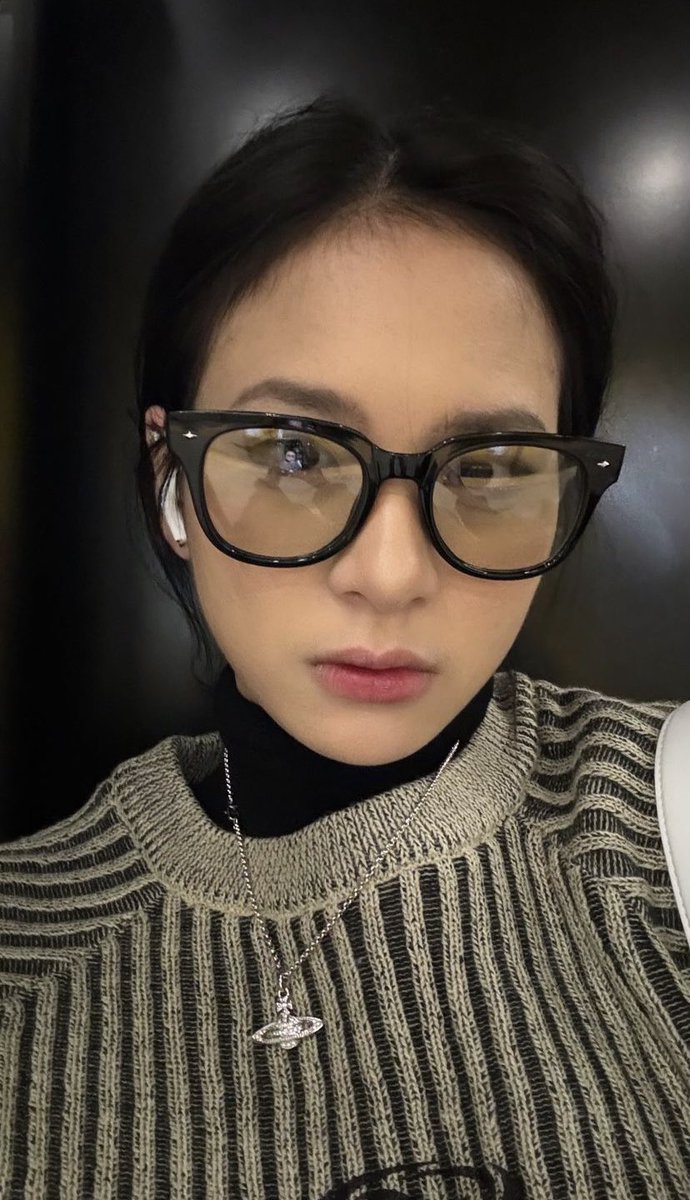 giraffecte's tweet photo. cewe kalo pake kacamata cakepnya nambah https://t.co/il9gip4x1C