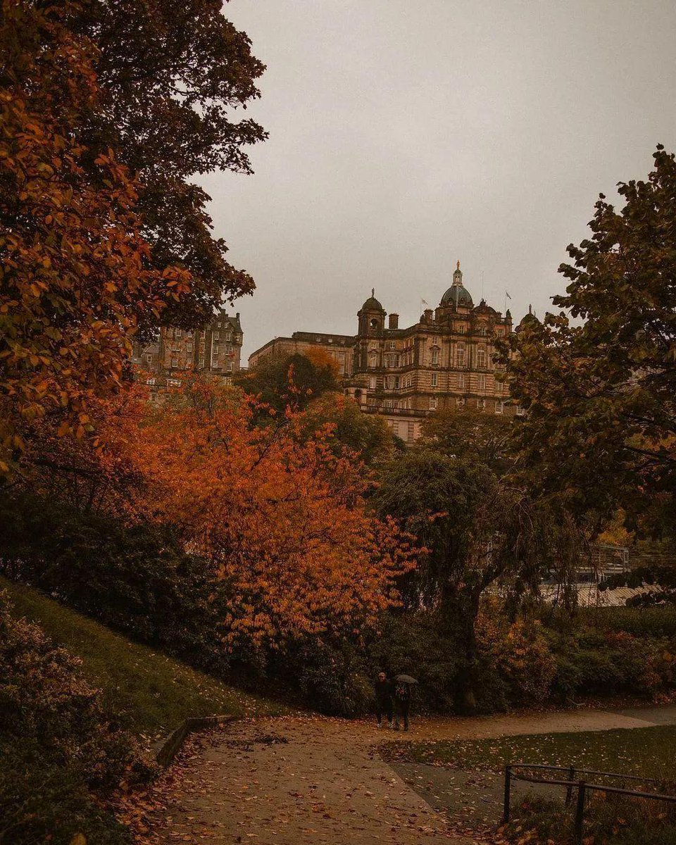 talya9646171863's tweet photo. Rainy evening in edinburgh 🌁🌧️ https://t.co/GCpBkU0ULG