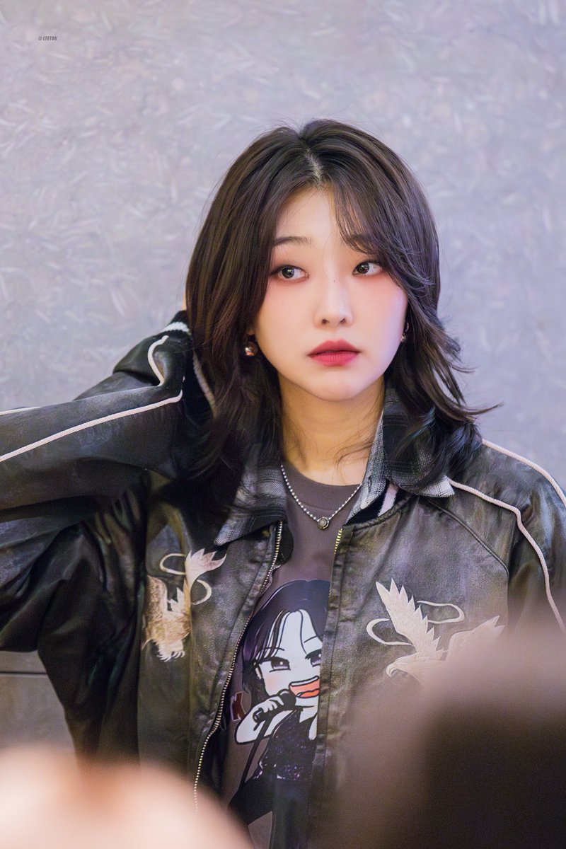 LTETOK's tweet photo. 241020 리지 퇴근길

#이봄소리 배우님 https://t.co/zlQlFklQkW