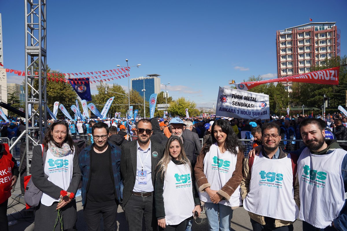 TGS_org_tr's tweet photo. 📢 DÜŞÜK ÜCRETE İYİ GAZETECİLİK OLMAZ!

Sorunlarına çözüm arayan, vergide adalet isteyen onbinlerce @turkiskonf üyesi işçi Ankara'dan bir kez daha seslendi: Vergide adalet istiyoruz! 

🚩Adil bir ücret 
🚩İnsanca çalışma koşulları 
🚩Adaletli bir vergi politikası için mücadelemizi sürdüreceğiz. 

#BirlikteGüçlüyüz 

#zordayizgecinemiyoruz