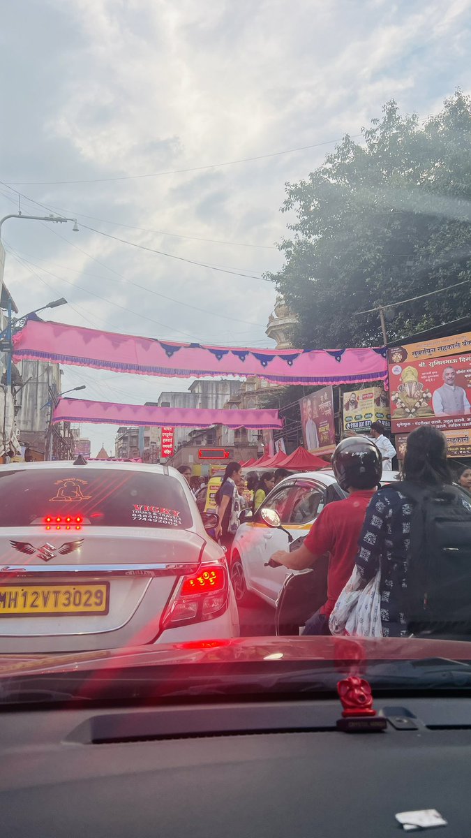 arpitadarooka's tweet photo. @CPPuneCity @PuneTrafficU @PuneRTO 

2 and half hours for 300 meters. No traffic management. 
Such a shame! https://t.co/ET9vsS9xd3
