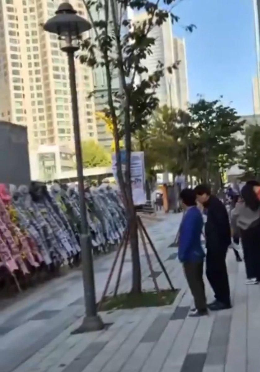 Seoul_OT7's tweet photo. Army your help needed 🔔

Let's report these funeral wreaths to 'Korea human rights foundation' 
📧: khrf99@gmail.com
https://t.co/0FaYiZA2yb

Sending funeral wreaths to living people violates human rights. This is public justification of harrasment and bullying in South Korea. https://t.co/9hh8pnii4c