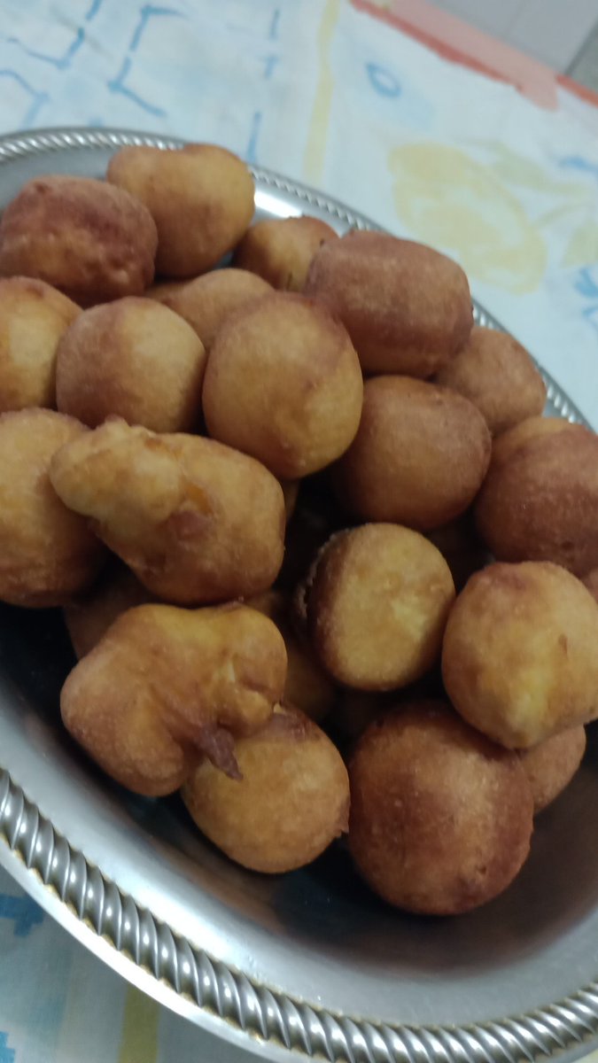 Domingo com bolinho de chuva. Feliz dia.