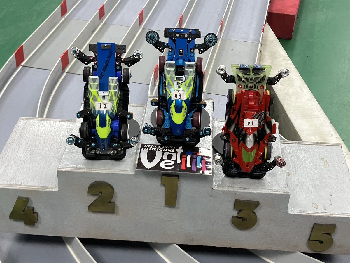 tsurisei's tweet photo. 中国（北京）のお世話になってるサーキットで勝ちました✌️来月の1万元（20万円）レースのシード権もゲットw

こっちは9時30分から19時30分まで80走以上を予選と決勝で走らせるスタイルなので、目も頭もマシンもクタクタです。。モーターは5個死にました😇

#ミニ四駆
#ZUI
#2位はFMA片軸王リベンジ https://t.co/9SS9uJfK4g