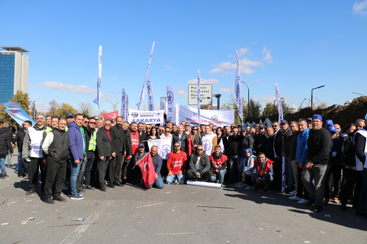 ZORDAYIZ GEÇİNEMİYORUZ EMEK BULUŞMASI 

Güvenlik-İş Sendikası olarak Türk-İş Konfederasyonumuz öncülüğünde Ankara'da gerçekleştirilen "Zordayız, Geçinemiyoruz" Emek Buluşmasına Yönetim Kurulumuz, Bölge Başkanlarimiz, İl Temsilcilerimiz, Teşkilatımız ve üyelerimiz özel güvenlik