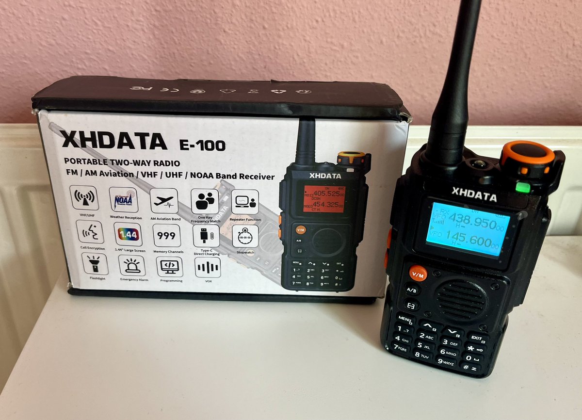 RadioHacking's tweet photo. 📢 Os traigo una muy buena noticia: #XHDATA lanzará a la venta oficialmente su primer walkie el próximo martes 22 de octubre. Se trata del XHDATA E-100, un bibanda con VHF/UHF/NOAA y recepción en AM para la Banda Aérea. Llevo probándolo un tiempo y va muy bien. #hamradio 📷👇👇👇 https://t.co/0YvlyNml0O