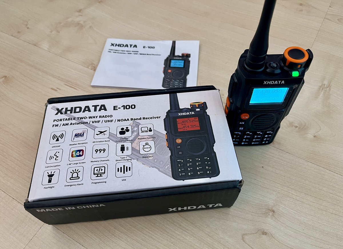 RadioHacking's tweet photo. 📢 Os traigo una muy buena noticia: #XHDATA lanzará a la venta oficialmente su primer walkie el próximo martes 22 de octubre. Se trata del XHDATA E-100, un bibanda con VHF/UHF/NOAA y recepción en AM para la Banda Aérea. Llevo probándolo un tiempo y va muy bien. #hamradio 📷👇👇👇 https://t.co/0YvlyNml0O