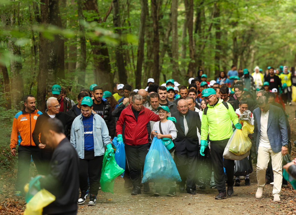 OA_BAK's tweet photo. Ormanlarımızın temizliği ve korunması için İstanbul Kurt Kemeri Orman Parkı’nda gençlerimizle beraber çevre temizliği yaptık.🌍♻️🌳

Tabiata saygı, geleceğe yatırım için yüzlerce genç kardeşimle omuz omuza burada olmak umut verici...💚 https://t.co/6fYpvQXVzn