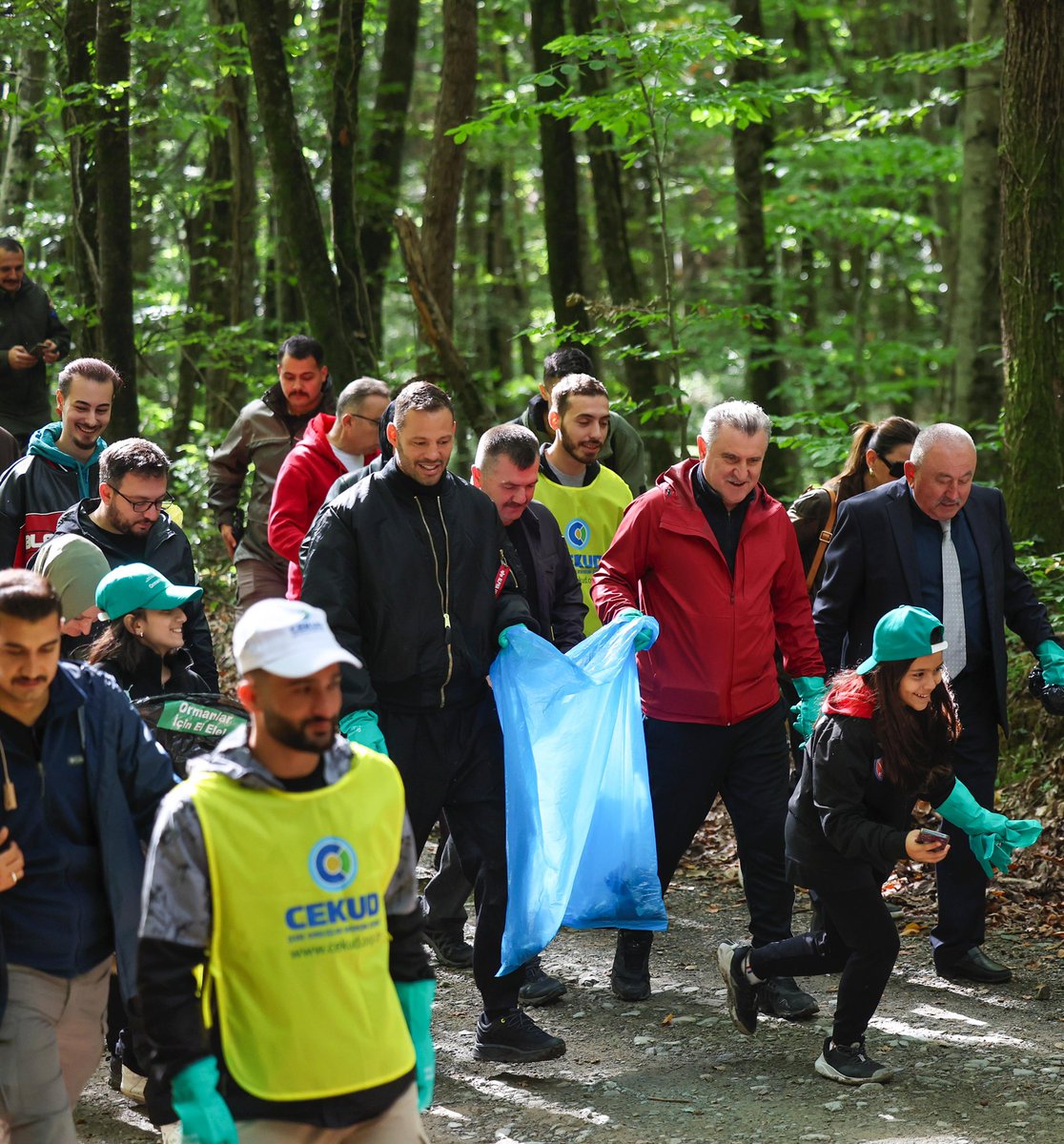 OA_BAK's tweet photo. Ormanlarımızın temizliği ve korunması için İstanbul Kurt Kemeri Orman Parkı’nda gençlerimizle beraber çevre temizliği yaptık.🌍♻️🌳

Tabiata saygı, geleceğe yatırım için yüzlerce genç kardeşimle omuz omuza burada olmak umut verici...💚 https://t.co/6fYpvQXVzn