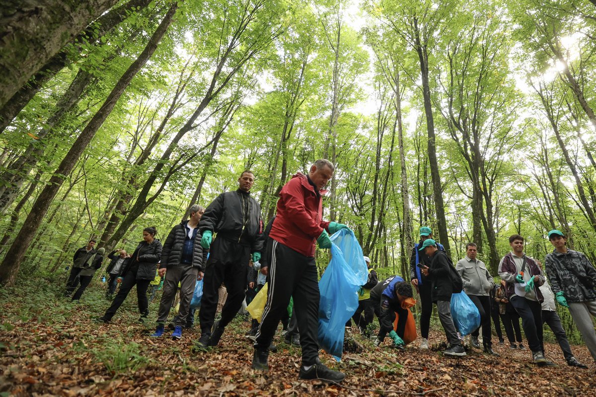 OA_BAK's tweet photo. Ormanlarımızın temizliği ve korunması için İstanbul Kurt Kemeri Orman Parkı’nda gençlerimizle beraber çevre temizliği yaptık.🌍♻️🌳

Tabiata saygı, geleceğe yatırım için yüzlerce genç kardeşimle omuz omuza burada olmak umut verici...💚 https://t.co/6fYpvQXVzn